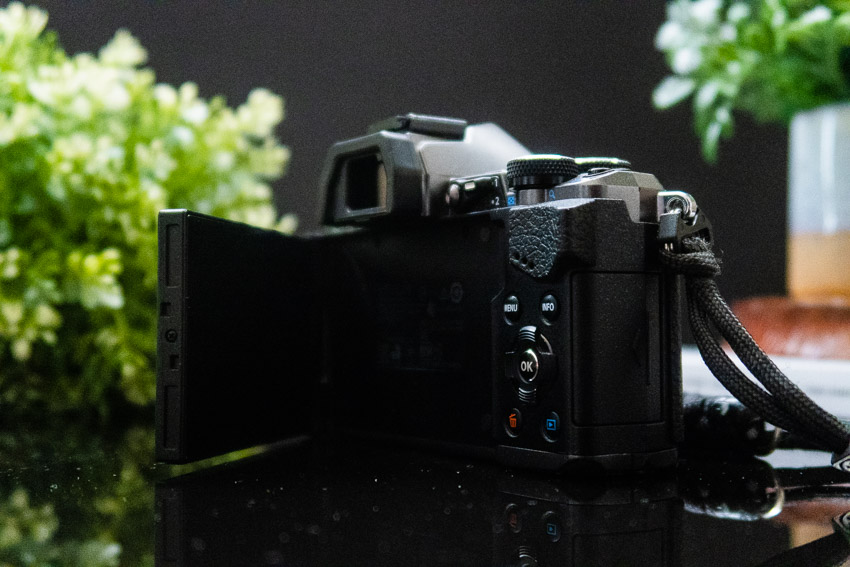 Back view of the EM5 Olympus EM-5 ll.