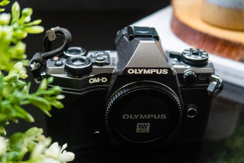 Front view of the Olympus EM-5 ll.